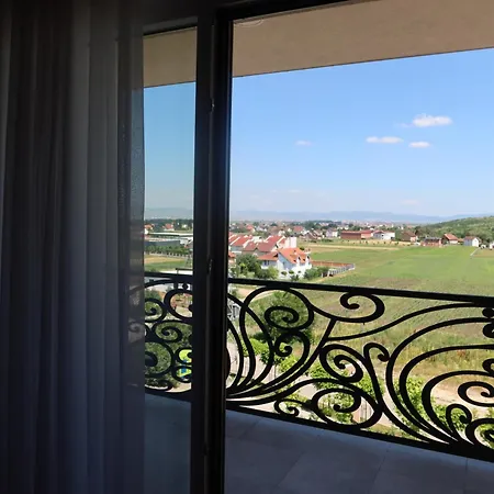 ホテル Andoena Lipjan